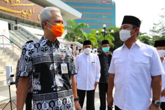 Pak Ganjar Beri 2.000 Bantuan untuk Warga Kota Semarang - JPNN.COM