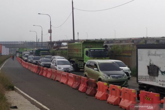 Gerbang Tol Cileunyi Bandung Mulai Dipadati Kendaraan - JPNN.COM