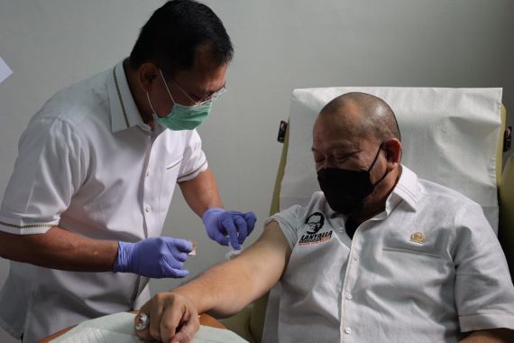 Ketua DPD LaNyalla Disuntik Dokter Terawan Menggunakan Vaksin Nusantara - JPNN.COM
