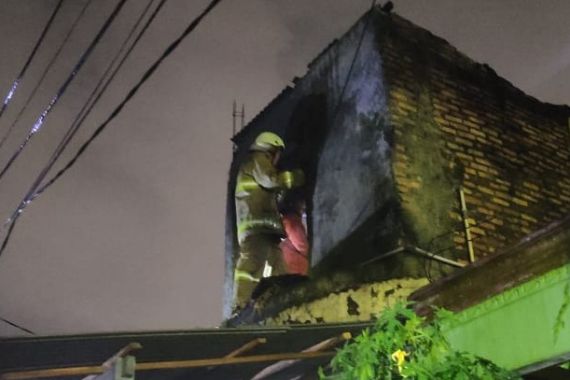 Kebakaran Hanguskan Rumah Dua Lantai di Koja - JPNN.COM