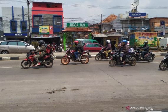 Jalan Raya Bandung-Garut Mulai Dipadati Pemudik - JPNN.COM