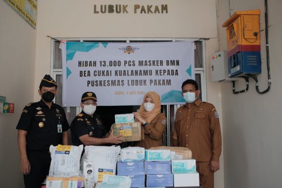 Bea Cukai Kualanamu Hibahkan Masker untuk Puskesmas Lubuk Pakam - JPNN.COM