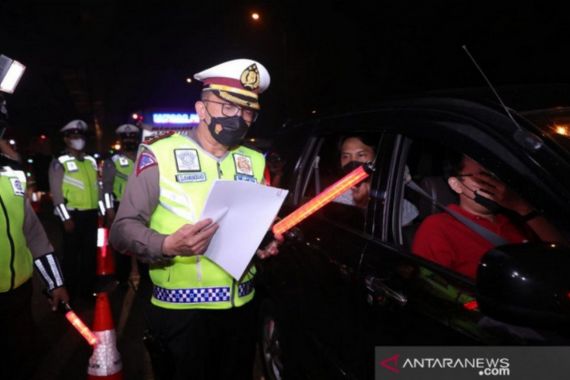 Polda Metro Jaya Mulai Menyekat Ruas Tol di Sejumlah Titik Ini... - JPNN.COM