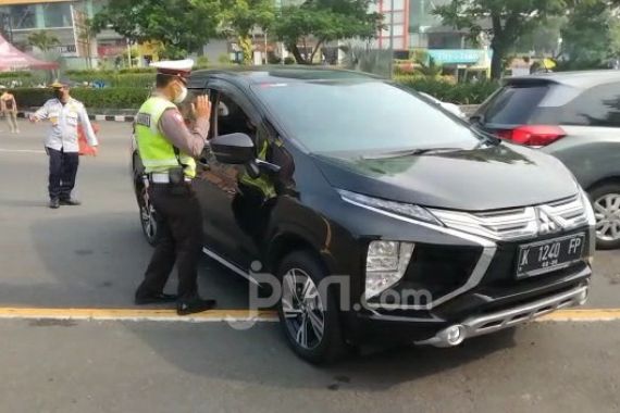Tak Bisa Menunjukkan Surat Jalan, 8 Mobil Bernopol Luar Surabaya Diminta Putar Balik - JPNN.COM
