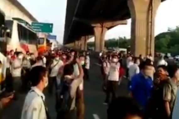 Sejumlah Pekerja Memenuhi Tol Jakarta-Cikampek, Ini Kata Polisi - JPNN.COM