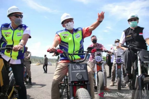 Pantau Kesiapan MotoGP, Sandiaga: Penggantian Lahan Sirkuit Mandalika sudah Sesuai Ketentuan - JPNN.COM