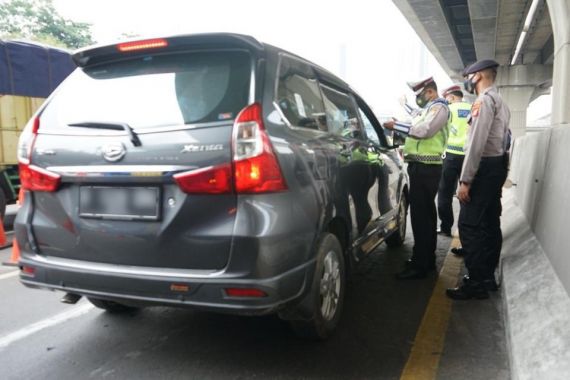 Jangan Mudik! Ratusan Kendaraan Diputarbalikkan di Tol Jakarta-Cikampek - JPNN.COM