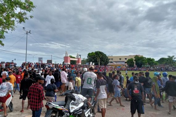 Polisi Terpaksa Membubarkan Pertandingan Sepak bola di Sorong - JPNN.COM