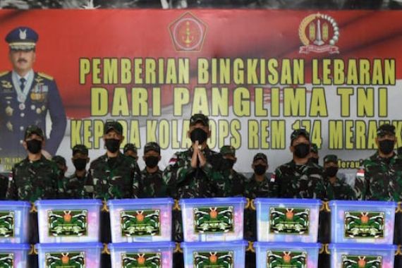 Brigjen Bangun Serahkan Bingkisan Lebaran Kepada Prajurit TNI - JPNN.COM