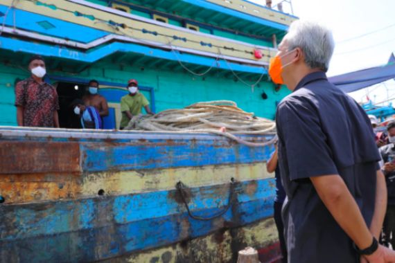 400 Kapal Nelayan Berlabuh di Jateng, Pak Ganjar Langsung Sidak - JPNN.COM