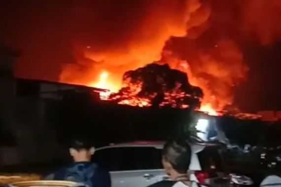 Puluhan Rumah di Penjaringan Ludes Terbakar, Lihat Tuh Apinya Besar Banget - JPNN.COM