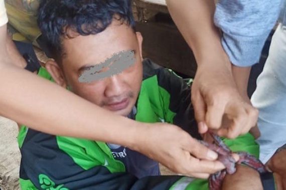 Pria Berjaket Ojol Terduga Pelaku Jambret Ini Ditangkap Warga, Tangannya Diikat, Tuh Lihat - JPNN.COM