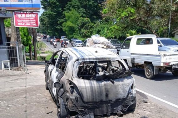 Toyota Yaris Hangus Terbakar di Palembang, Ini Penyebabnya - JPNN.COM