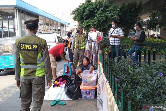 Pedagang Aksesori di Stasiun Tanah Abang Marahi Petugas Satpol PP - JPNN.COM