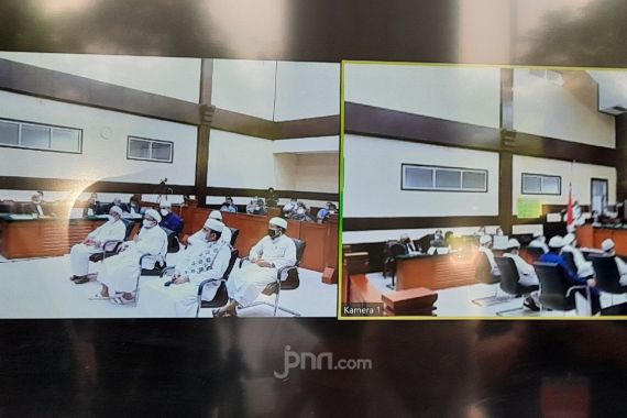 Habib Rizieq Sampaikan Satu Permintaan, Jaksa Sempat Protes, Hakim Tunda Sidang Pembacaan Tuntutan - JPNN.COM
