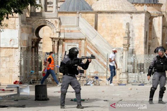 Al-Aqsa Mencekam, Lemparan Batu Warga Palestina Dibalas Granat Polisi Israel - JPNN.COM