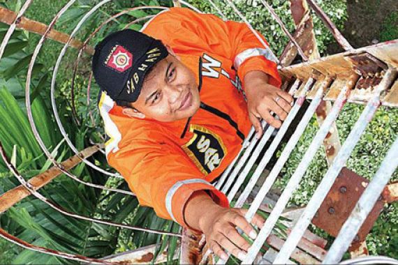 Latih Fisik, Polisi Panjat Tower Tiap Hari - JPNN.COM