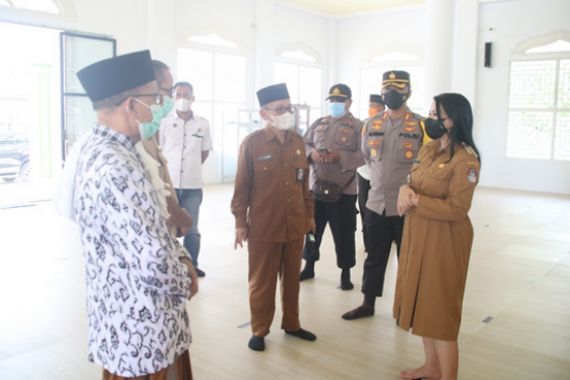 Menjelang Idulfitri, Bupati Karolin Cek Prokes di Masjid - JPNN.COM