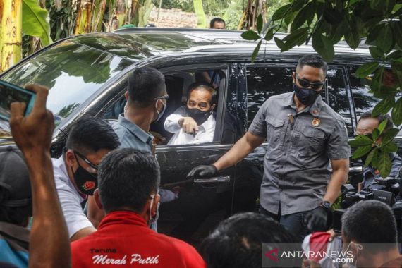 Jokowi Bagi-bagi Sembako di Cideng, Warga: Senang Banget, Alhamdulillah - JPNN.COM