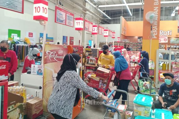 Supermarket Perang Diskon, Pengunjung Antre di Belakang Kasir, Ada yang Sampai ke Lahan Parkir - JPNN.COM