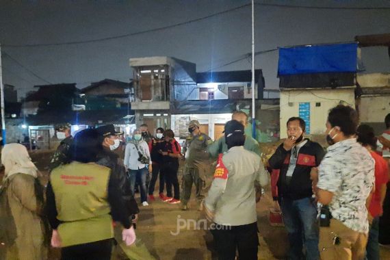 Malam Takbiran Diwarnai Perang Petasan di Jakarta Timur - JPNN.COM