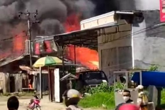 7 Rumah di Mamuju Terbakar, Warga Pasrah Kehilangan Tempat Tinggal Jelang Lebaran - JPNN.COM