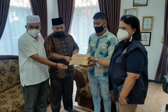 Jelang Idulfitri, Kemensos Salurkan Santunan 12 Ahli Waris Bencana Longsor di Tapanuli Selatan - JPNN.COM