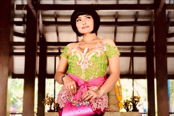 Lies Damayanti Bawakan Lagu Alun-alun Mojokerto di Pesta Pernikahan - JPNN.COM
