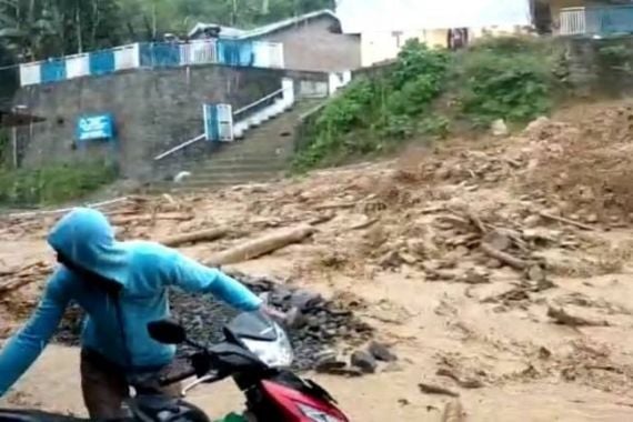 Parapat Disapu Banjir Bandang, Desa Sibaganding Diterjang Longsor, Arus Lalu Lintas Lumpuh Total - JPNN.COM