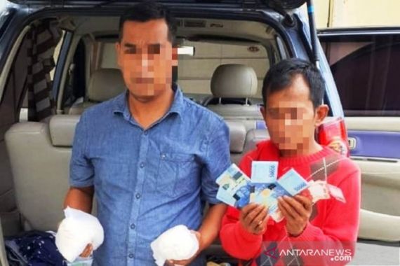 Lihat, Inilah Tampang Dua Pengedar Uang Palsu di Meulaboh, Ditangkap di Masjid - JPNN.COM