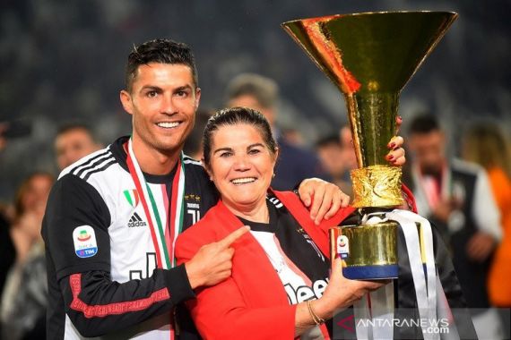 Dibujuk Ibunda Tercinta, Ronaldo Segera Hengkang dari Juventus? - JPNN.COM