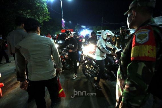 PPKM Darurat: Pengendara dari Depok ke Jakarta Langsung Diputar Balik - JPNN.COM