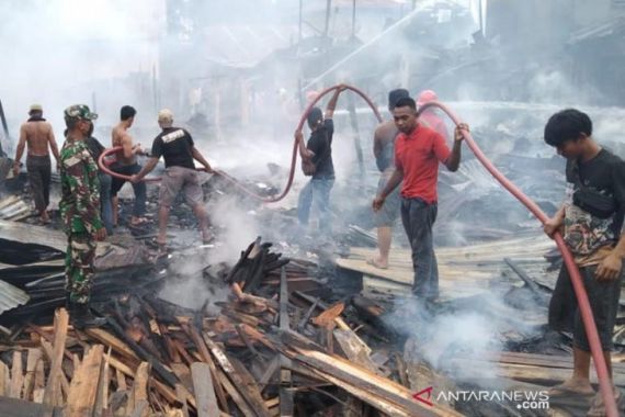 Kebakaran di Kuala Simpang, Tujuh Rumah Hangus Terbakar - JPNN.COM