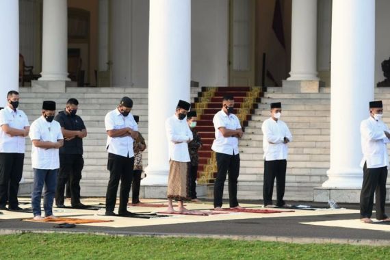Tak Ada Anak Maupun Cucu yang Menemani Jokowi Salat Id di Istana - JPNN.COM