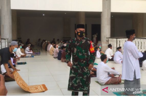 Salat Id di Masjid Dijaga Ketat Pasukan TNI, Semuanya Jaga Jarak - JPNN.COM