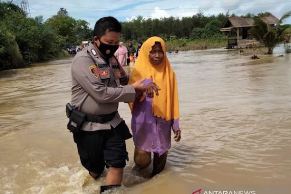 Ribuan Jiwa di Lima Desa Terdampak Banjir Besar di Satui Kalsel - JPNN.COM