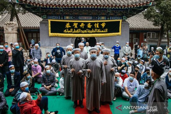 Jemaah Salat Idulfitri di China Meluber Hingga Halaman Masjid - JPNN.COM