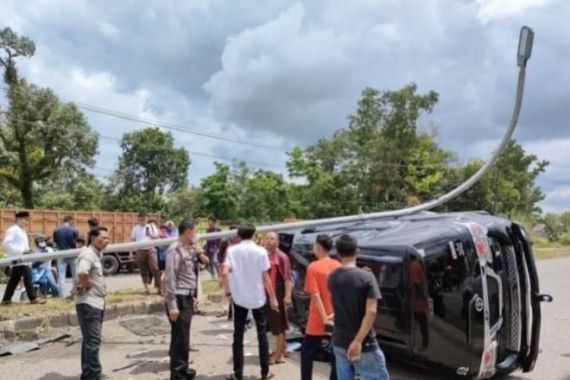 Mobil Mantan Bupati Bungo Terguling Lalu Hantam Tiang Listrik, Begini Kondisinya - JPNN.COM