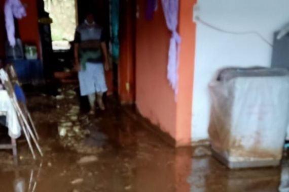 Banjir Bandang Terjang Parapat, 6 Rumah Rusak, Arus Lalu Lintas Normal - JPNN.COM