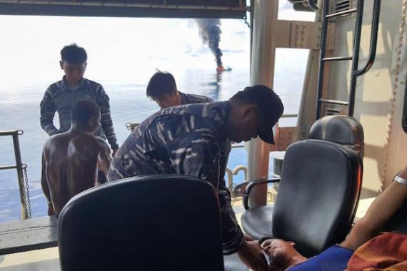 TNI AL Selamatkan 27 ABK KM Sinar Mas yang Alami Kebakaran - JPNN.COM