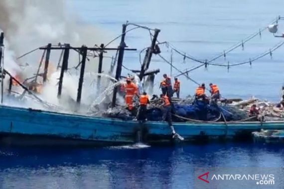KM Sinar Mas Terbakar, TNI AL Selamatkan 27 ABK - JPNN.COM