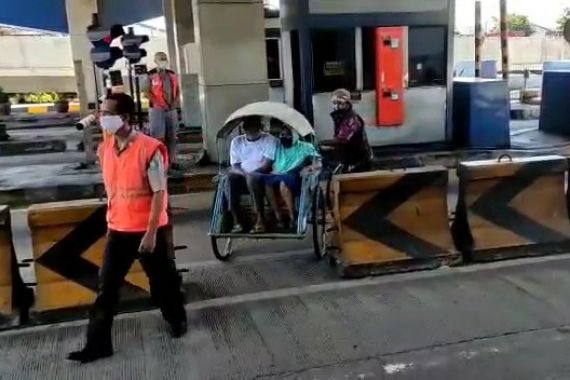 Tak Hanya Becak, Sepeda Motor hingga Ontel Juga Sering Masuk Tol Surabaya-Gresik - JPNN.COM