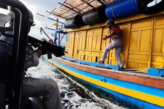Begini Kronologis Penangkapan Kapal Ikan Berbendera Vietnam di Perbatasan RI-Malaysia - JPNN.COM