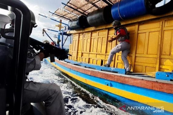 Bakamla Tangkap Kapal Ikan Berbendera Vietnam yang Diduga Mencuri Ikan di Natuna - JPNN.COM