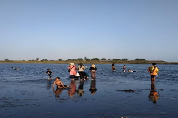 Pantai Glagah Dikunjungi 23.455 Orang, Konon Sudah Diingatkan Menaati Prokes - JPNN.COM