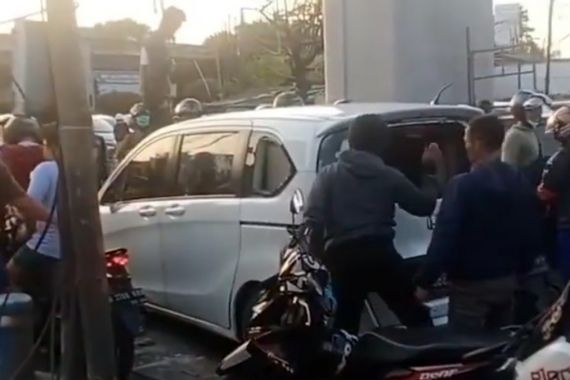 Honda Freed Dilempari Batu, Pengemudinya Dikeroyok Massa, Lihat Tuh.. - JPNN.COM
