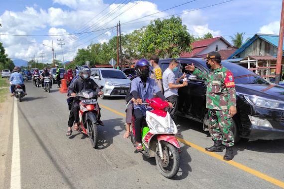 Prajurit TNI Ikut Mengawasi Larangan Mudik di Perbatasan Singkawang - Sambas - JPNN.COM