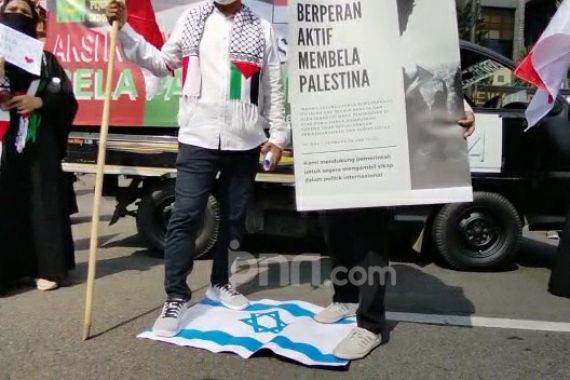 Massa Aksi Bela Palestina Menginjak-injak Bendera Israel - JPNN.COM
