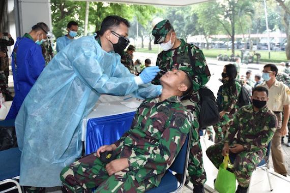 TNI AL Laksanakan Swab Antigen Pasca-Libur Idulfitri, Perwira Tinggi Juga Ikut - JPNN.COM