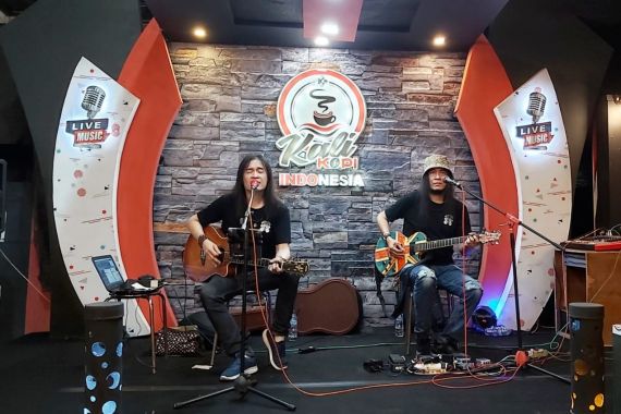 Royke Merinding Saat Menyanyikan Lagu Nanggala 402 Abadi di Samudra - JPNN.COM